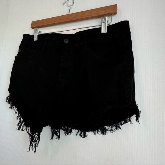 Kancan Estilo raw hem frayed hem shorts black size 30 - Picture 2 of 6